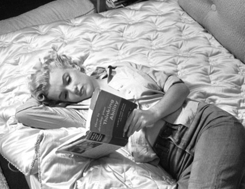black-and-white-blonde-book-marilyn-monroe-reading-Favim.com-316843